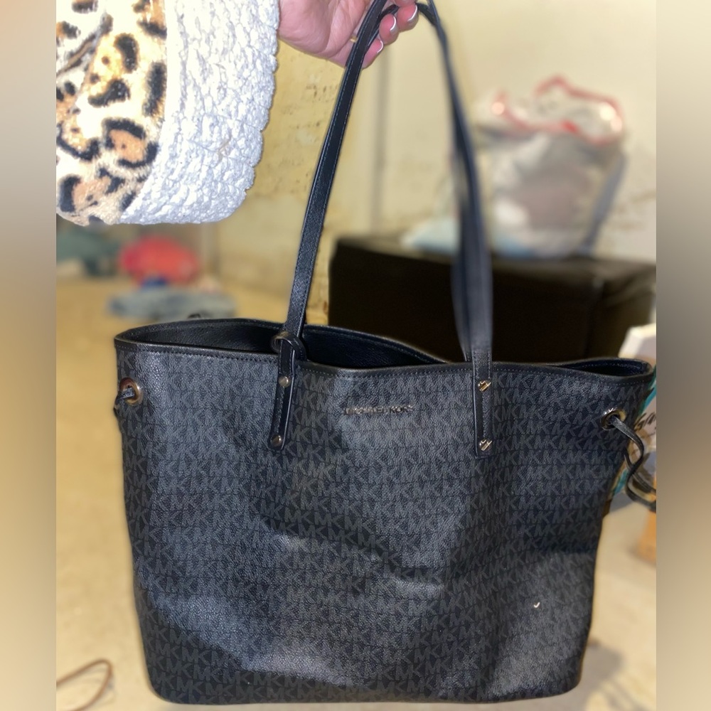 Authentic MICHAEL KORS purse.